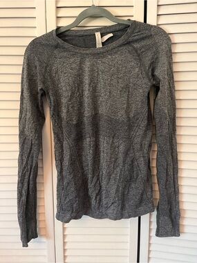 Athleta momentum long sleeve grey top
